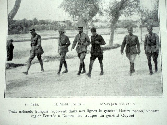 trois colonels francais reÃ§oivent le gÃ©nÃ©ral noury pacha venant rÃ©gler entrÃ¨e Ã  Damas des troupes du gÃ©nÃ©ral Goybet.